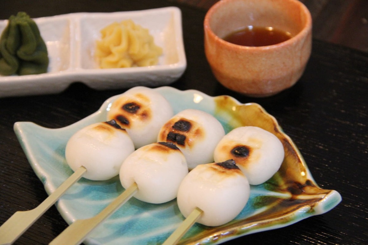 鳥取県米子市にある『NAGACHA Café 1801』で販売している「炭火焼きだんご」
