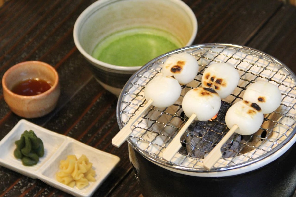 鳥取県米子市にある『NAGACHA Café 1801』で販売している「炭火焼きだんご」
