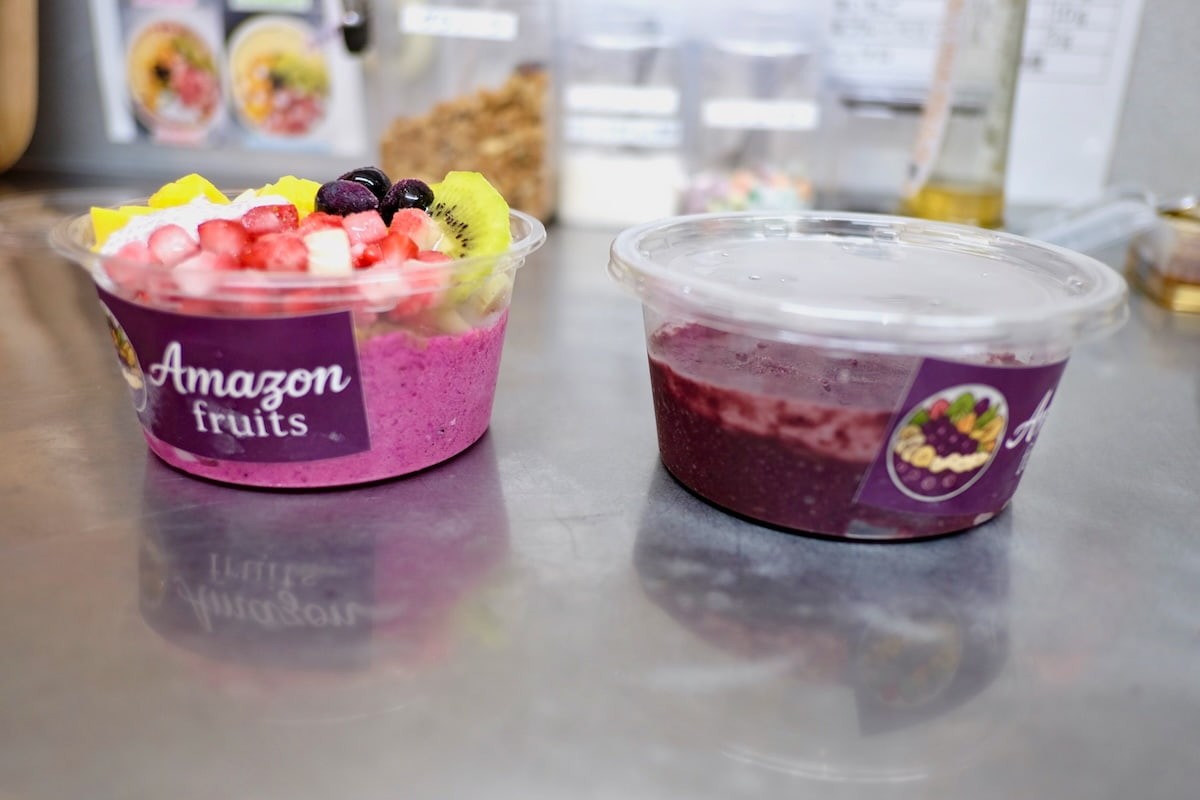 鳥取県米子市にあるアサイーボウル専門店『Amazon fruits』の「ピタヤボウル」とアサイーの比較