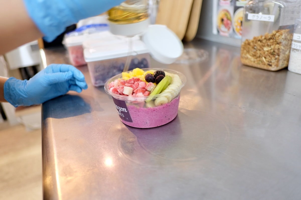 鳥取県米子市にあるアサイーボウル専門店『Amazon fruits』の調理の様子