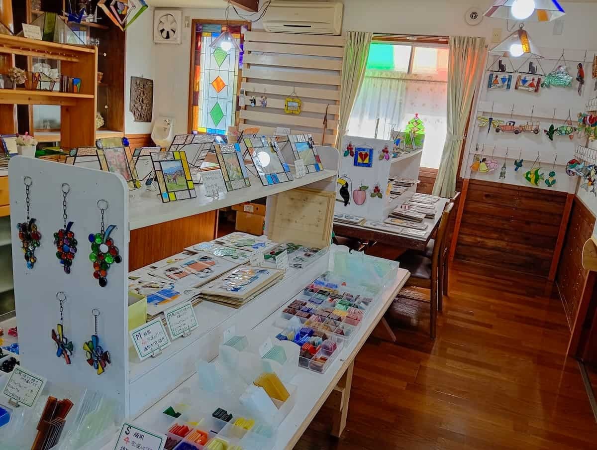 鳥取県西伯郡伯耆町にあるステンドグラス体験工房『Glassmate』の内観