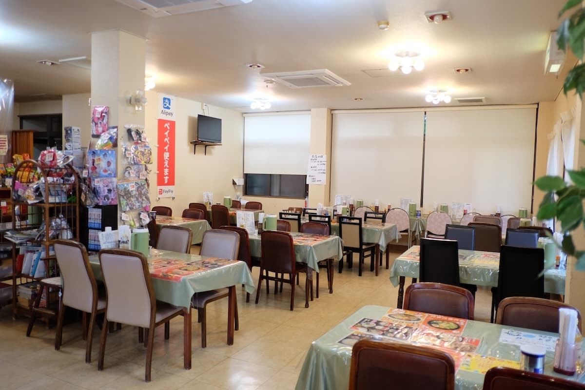 鳥取県境港市にある老舗中華料理店『新来軒』の店内