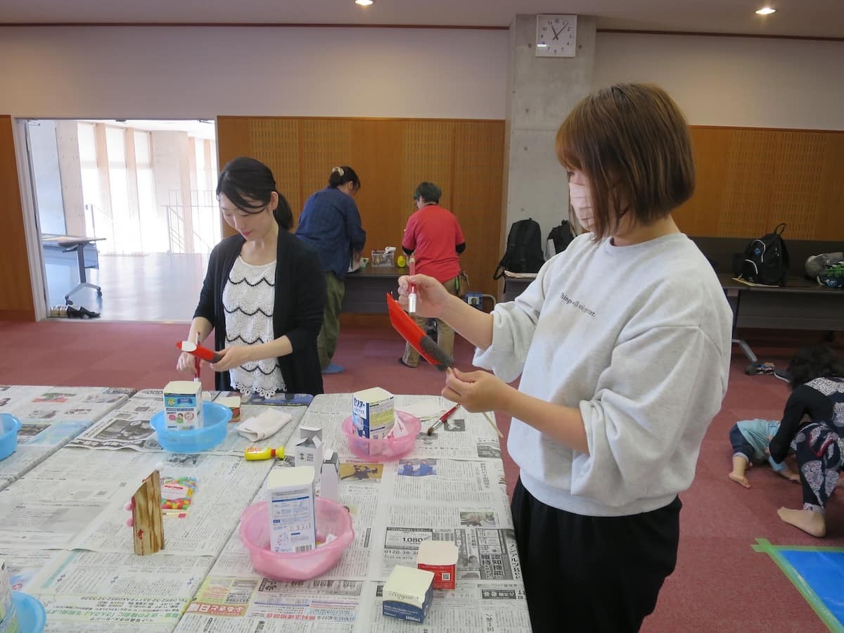 森林インストラクターさんが開催する冬の工作イベント「手作りサンタ」づくりの様子