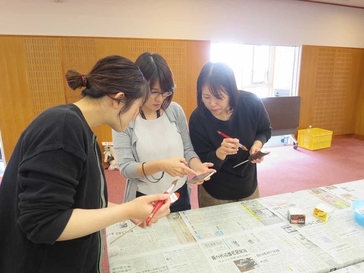 森林インストラクターさんが開催する冬の工作イベント「手作りサンタ」づくりの様子