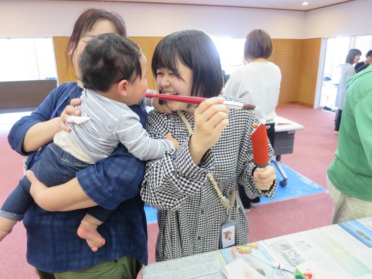 森林インストラクターさんが開催する冬の工作イベント「手作りサンタ」づくりの様子