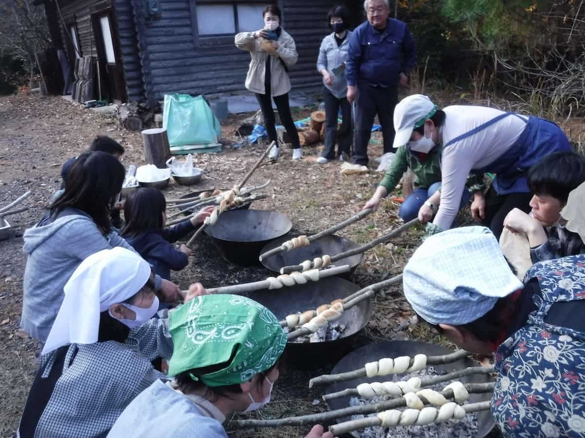 「里山自然塾」での里山生活体験の風景