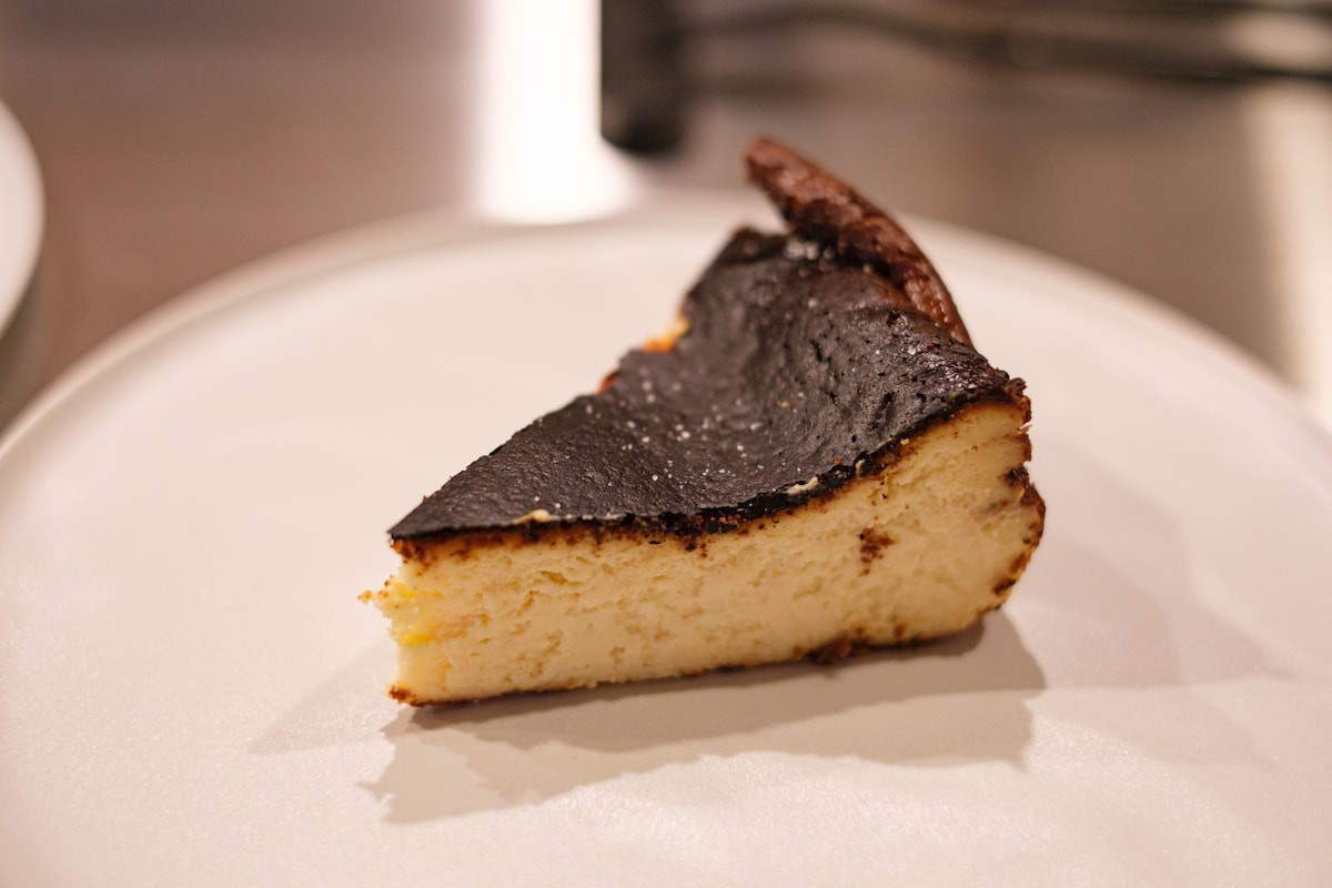 鳥取市にある『KROWTO COFFEE』の「ホワイトバスクチーズケーキ」