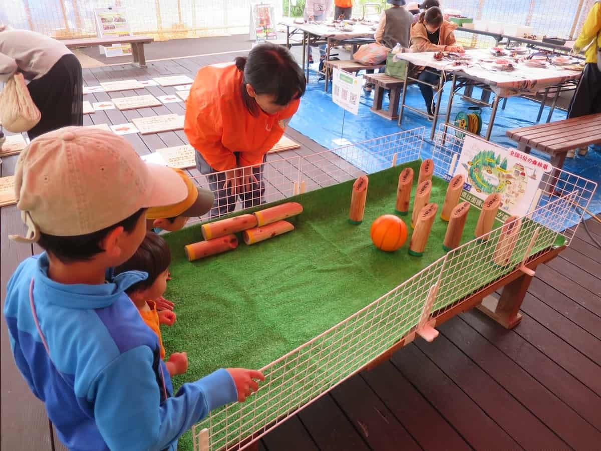 森林インストラクターさんが開催する冬の工作イベント「手作りサンタ」づくりの様子