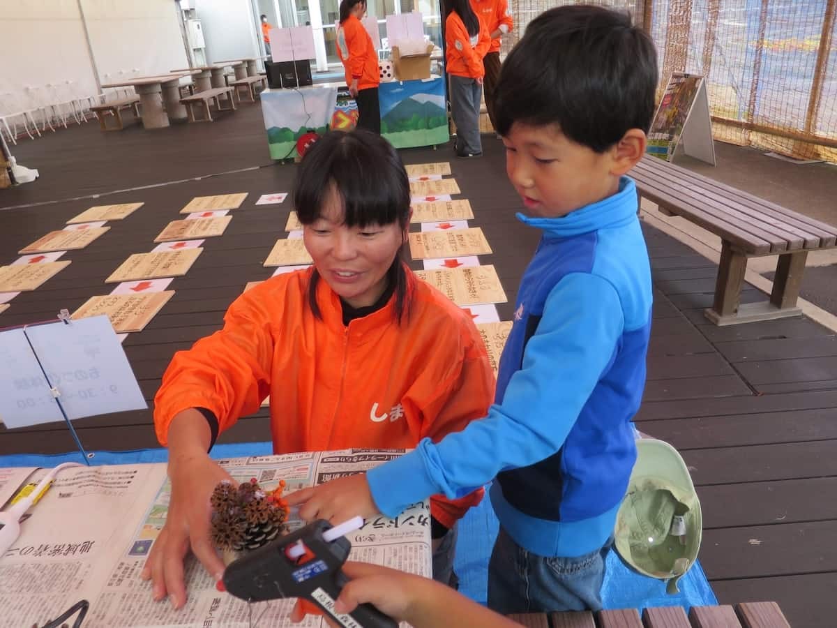 しまね花の郷で開催された「森づくりプチ体験イベント」の様子