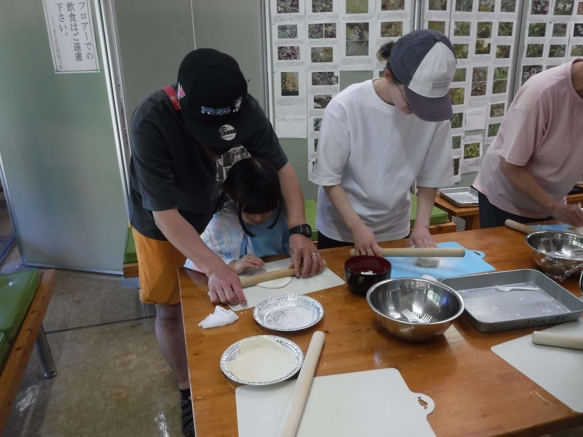 「里山自然塾」での里山生活体験の風景