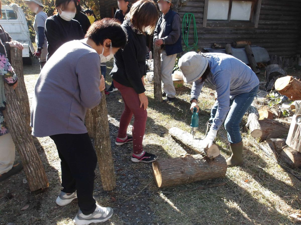 「里山自然塾」での里山生活体験の風景