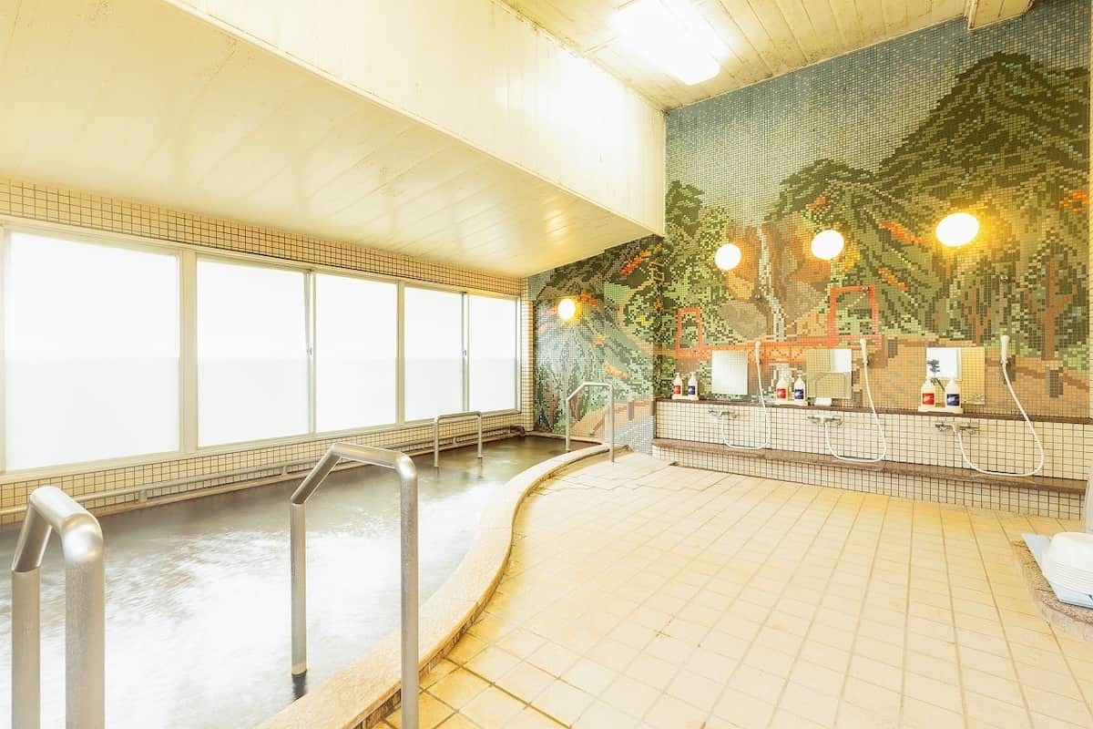 鳥取市にある『日帰り温泉とサウナ 湯谷荘』の浴室