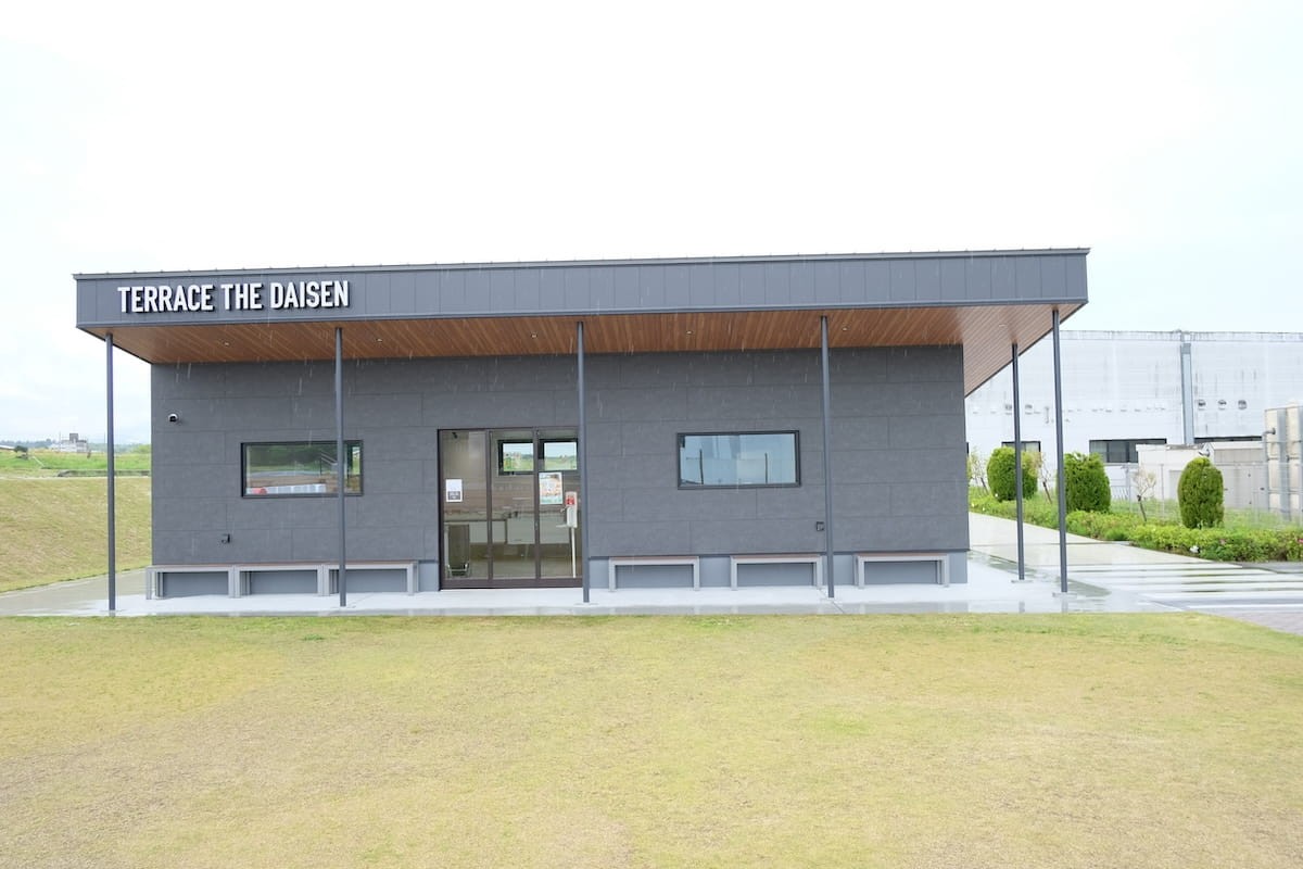 鳥取県伯耆町にあるグルメスポット『テラスザダイセン』にリニューアルオープンした物販棟の外観