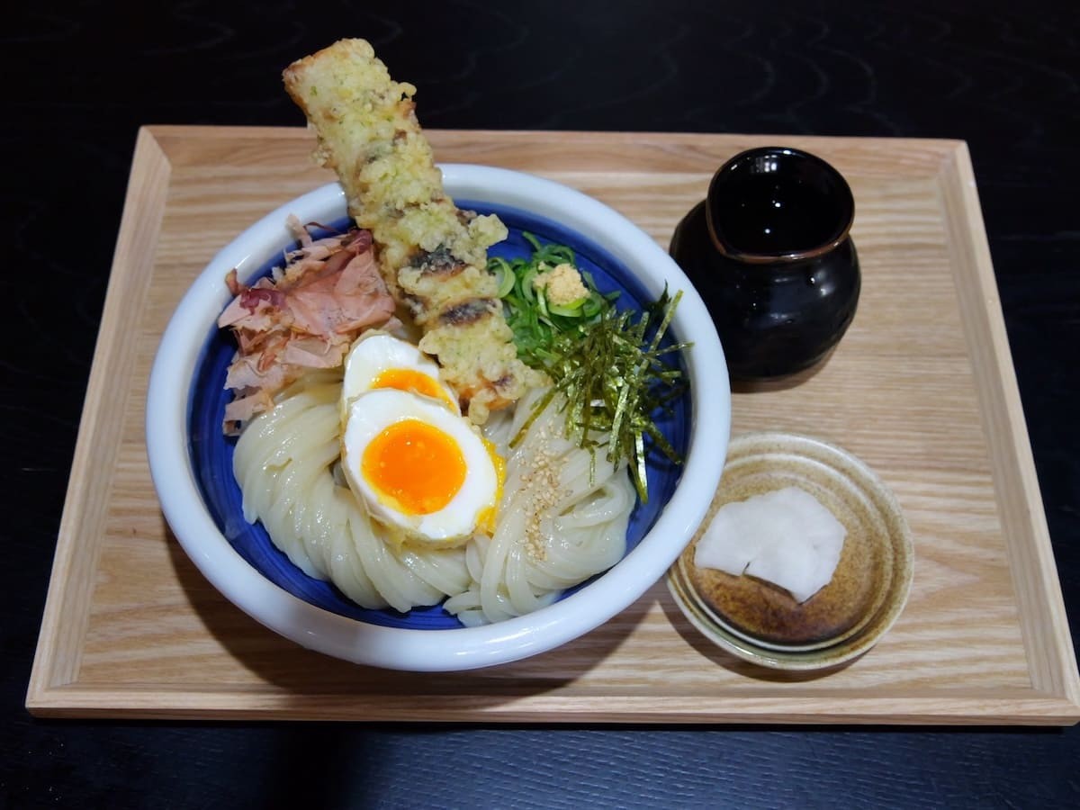 鳥取県境港市にあるうどん屋『うどんマルコ～hanare～』の「ちく玉ぶっかけうどん」