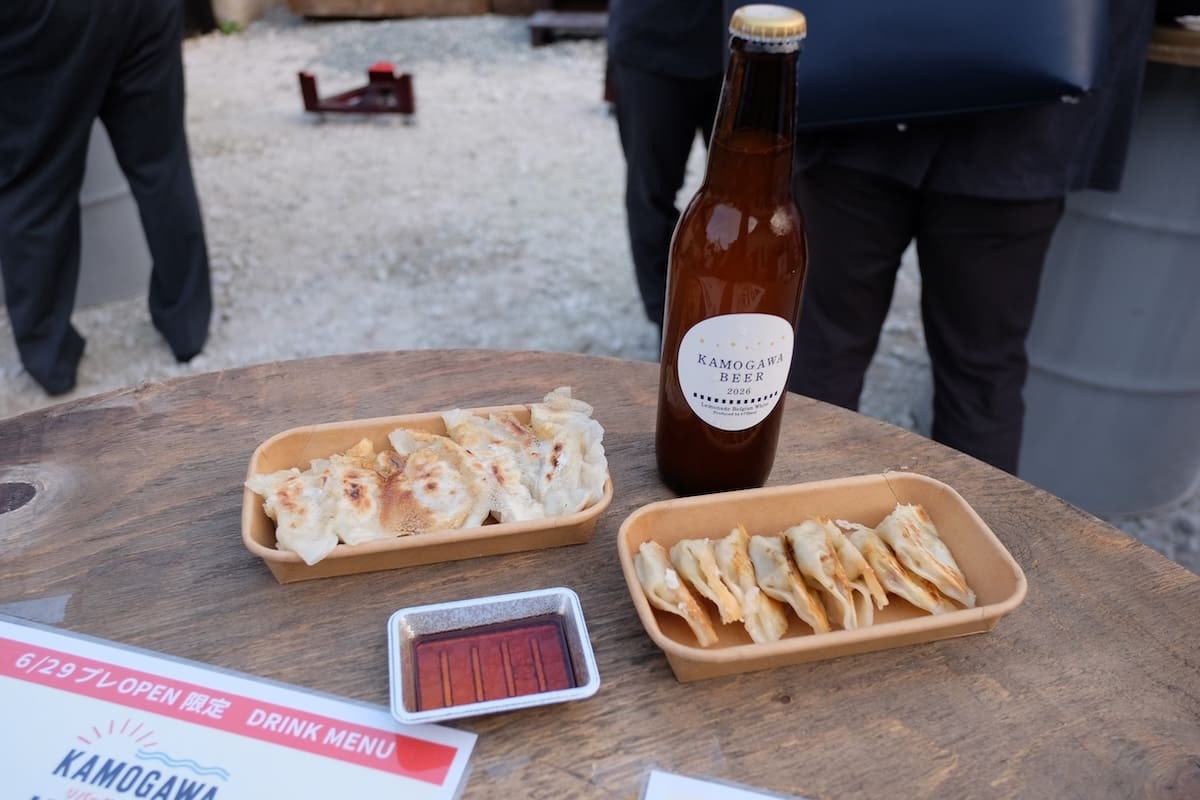 鳥取県米子市にある『KAMOGAWAリバーサイドテラス』の「加茂川ぎょうざ」と「加茂川ビール」