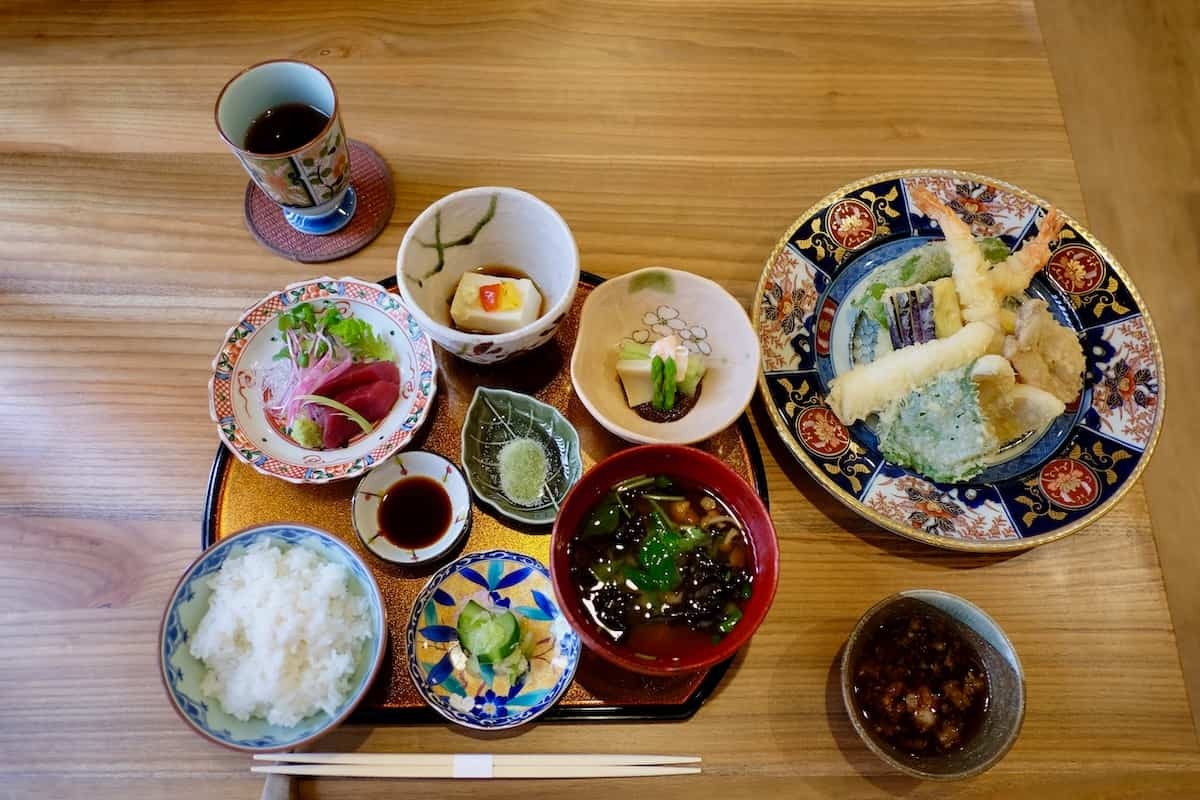 鳥取県米子市にある和食屋『天ぷら 魚とごはん TAKEZO1988』の「たっぷり善〜８種〜」