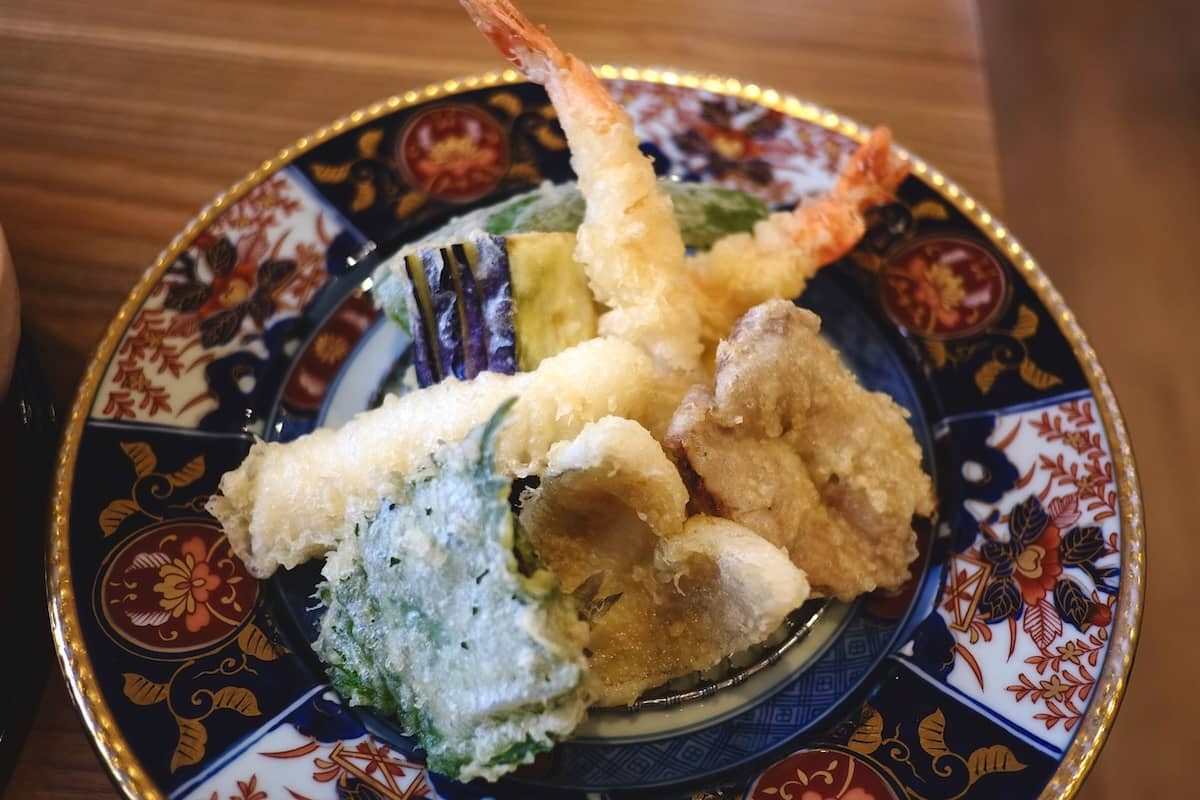 鳥取県米子市にある和食屋『天ぷら 魚とごはん TAKEZO1988』の「たっぷり善〜８種〜」