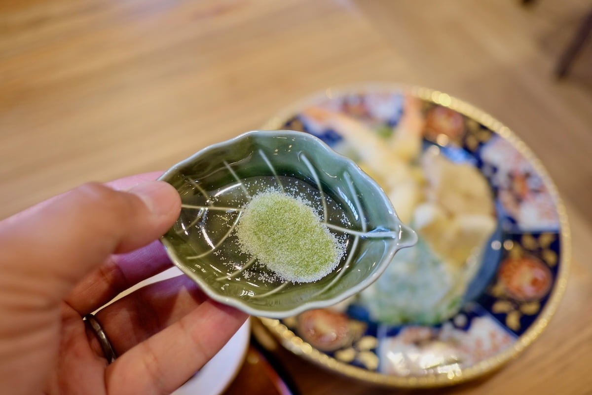 鳥取県米子市にある和食屋『天ぷら 魚とごはん TAKEZO1988』の緑茶をブレンドした自家製のお塩
