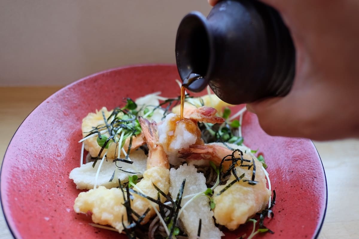 島根県松江市にあるそば屋『石臼挽き十割そば 雅月』の「えびもちぶっかけ蕎麦」