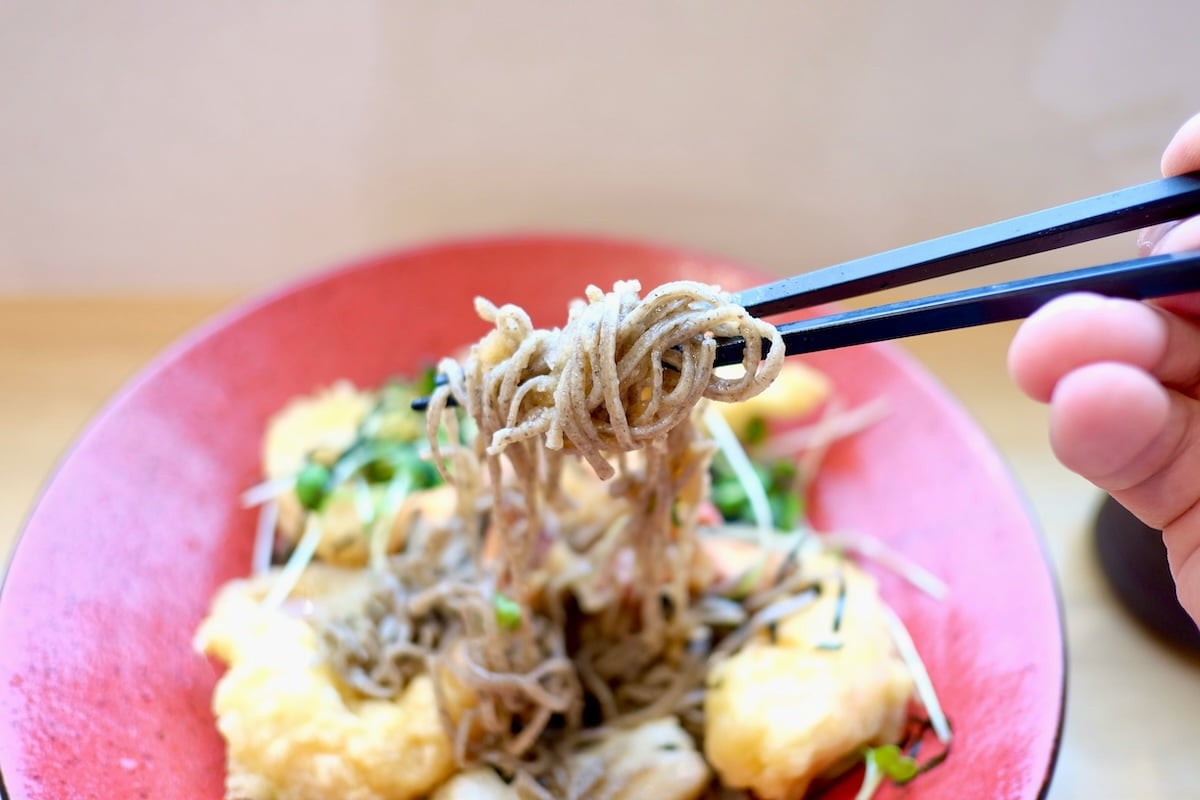 島根県松江市にあるそば屋『石臼挽き十割そば 雅月』の「えびもちぶっかけ蕎麦」