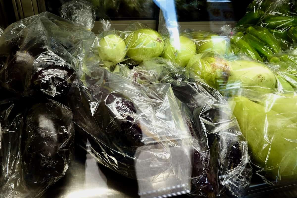 鳥取県米子市にあるアサイーボウル専門店『Amazon fruits』に並ぶ野菜