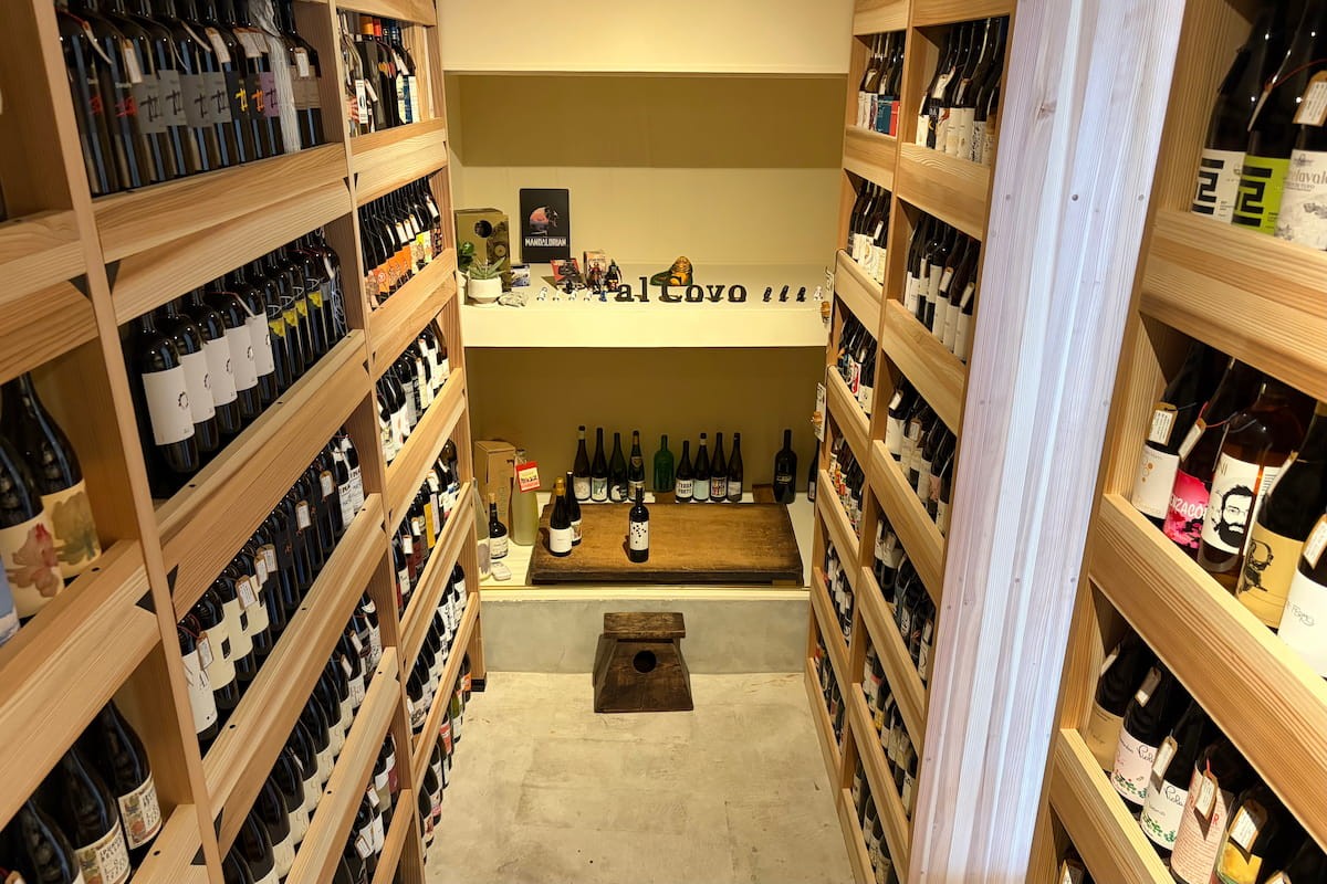 松江市殿町のナチュラルワインの店「al Covo MATSUE」のワインセラー