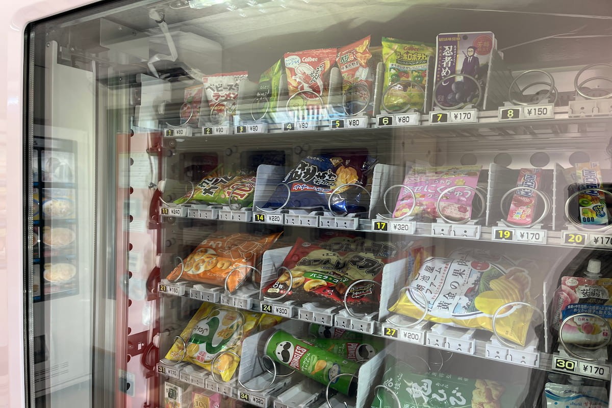 島根県隠岐の島町にある無人コンビニの自販機