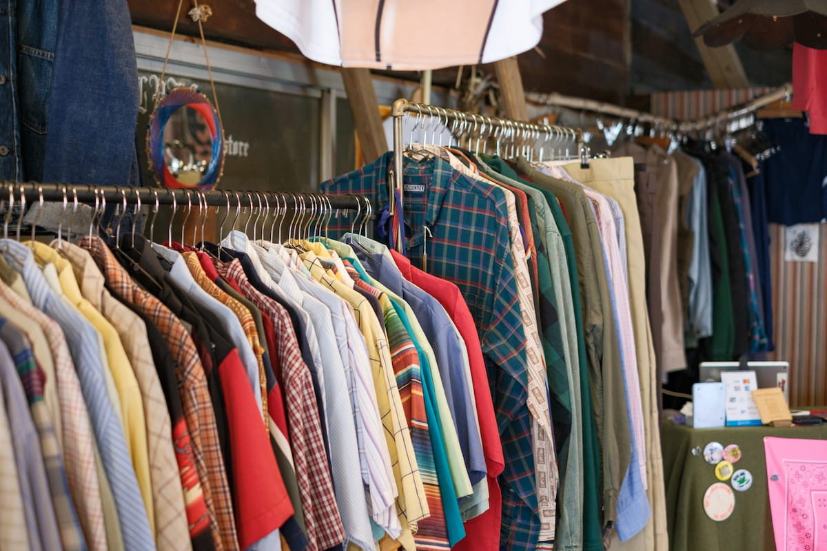 島根県隠岐の島町にある古着屋『エルブスクロージングストア』の店内