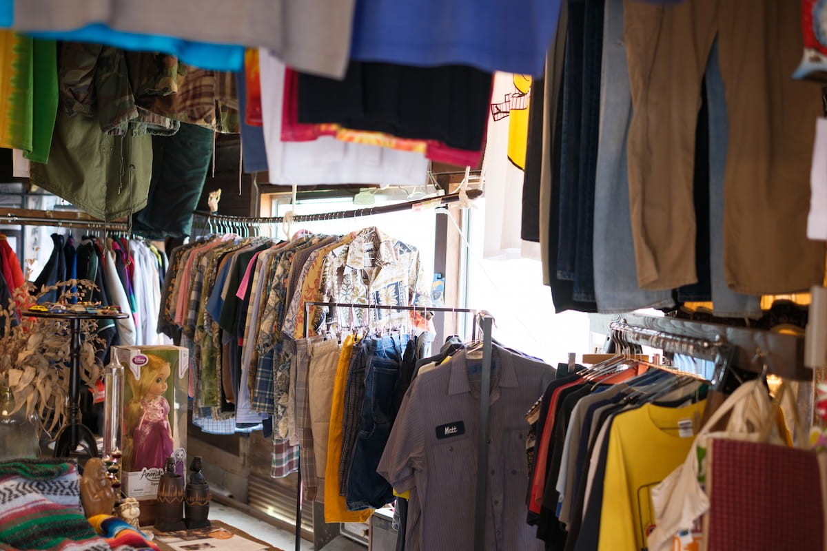 島根県隠岐の島町にある古着屋『エルブスクロージングストア』の店内