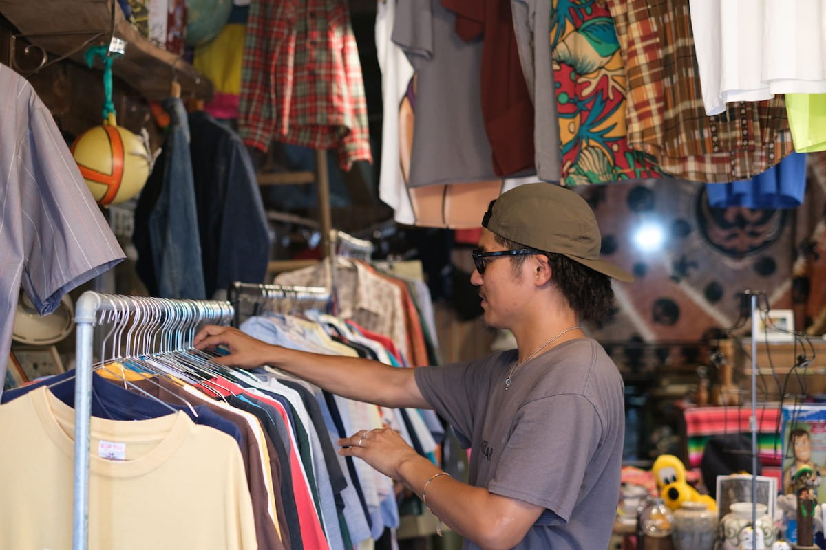 島根県隠岐の島町にある古着屋『エルブスクロージングストア』のオーナー加藤さん