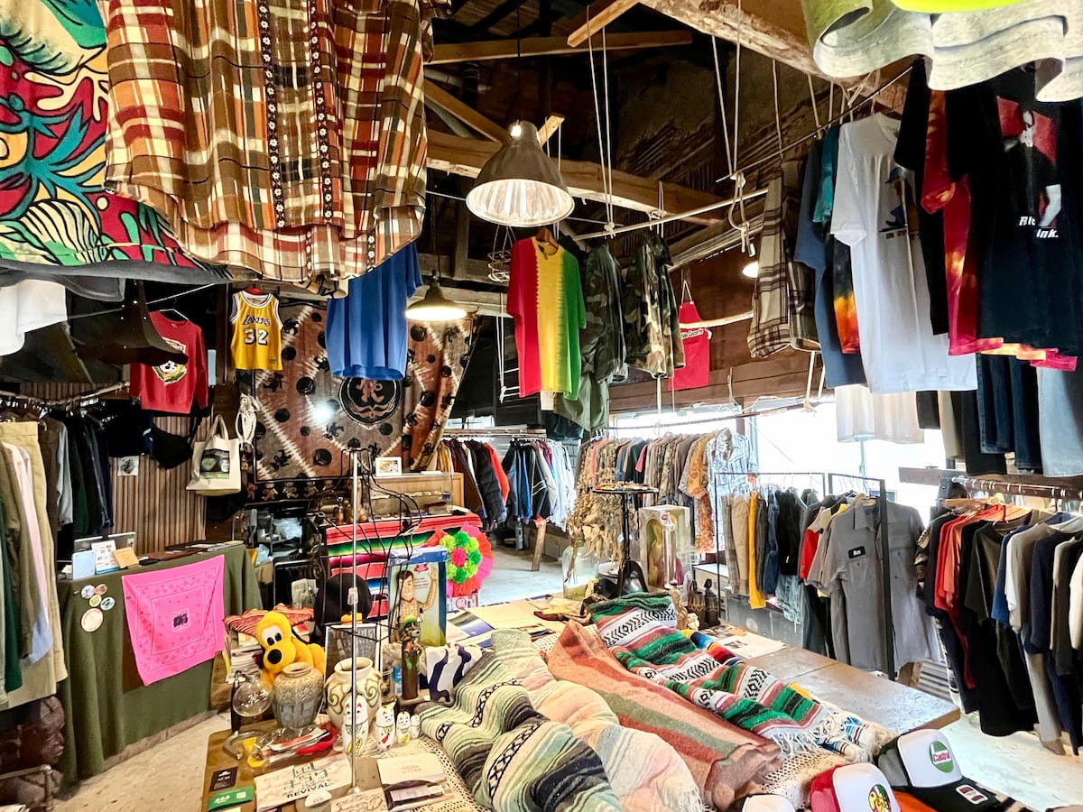 島根県隠岐の島町にある古着屋『エルブスクロージングストア』の店内