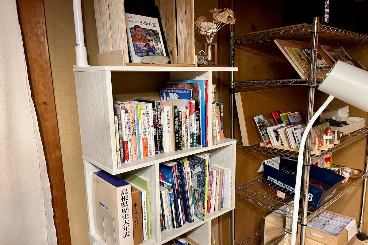 島根県出雲市の古書店『書堂しろへび』の本棚