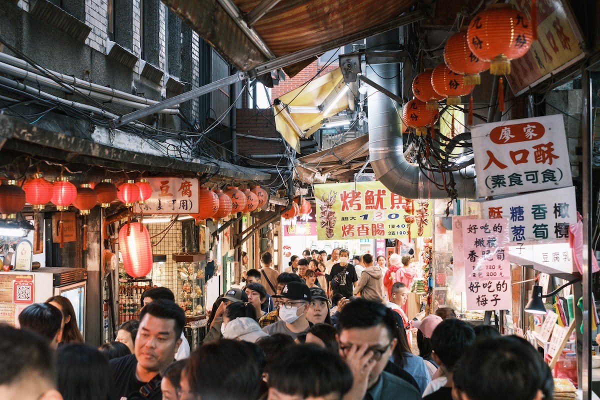 台湾の人気観光地「九份」のお店が連なる通り