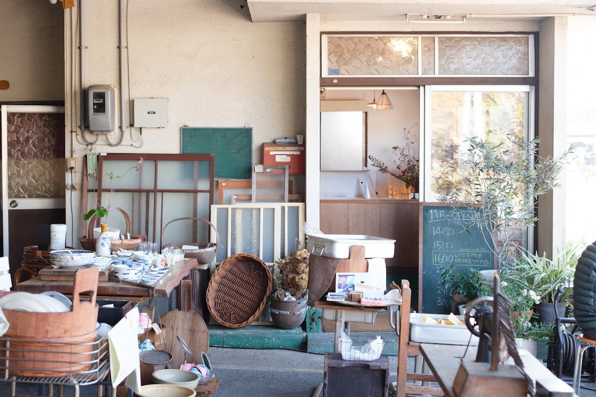 島根県安来市の古道具店『びいだま舎』に並ぶ家具など