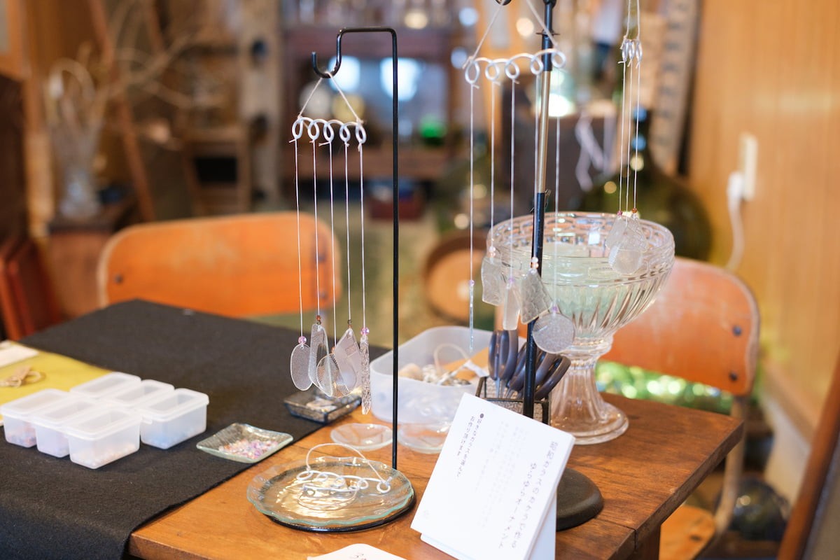 島根県安来市の古道具と昭和ガラスの工房兼ショップ『びいだま舎』に並ぶガラス細工
