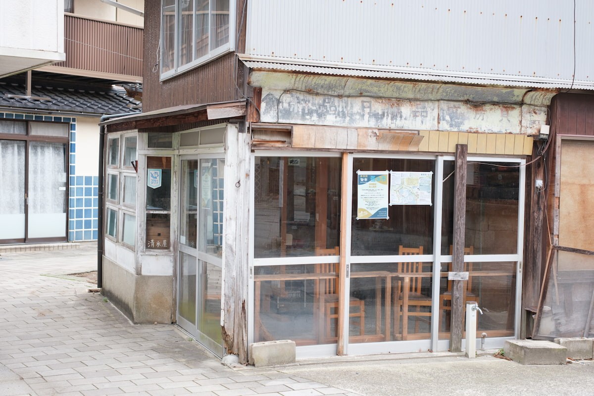 島根県松江市美保関町にある「無人蚤の市」の外観