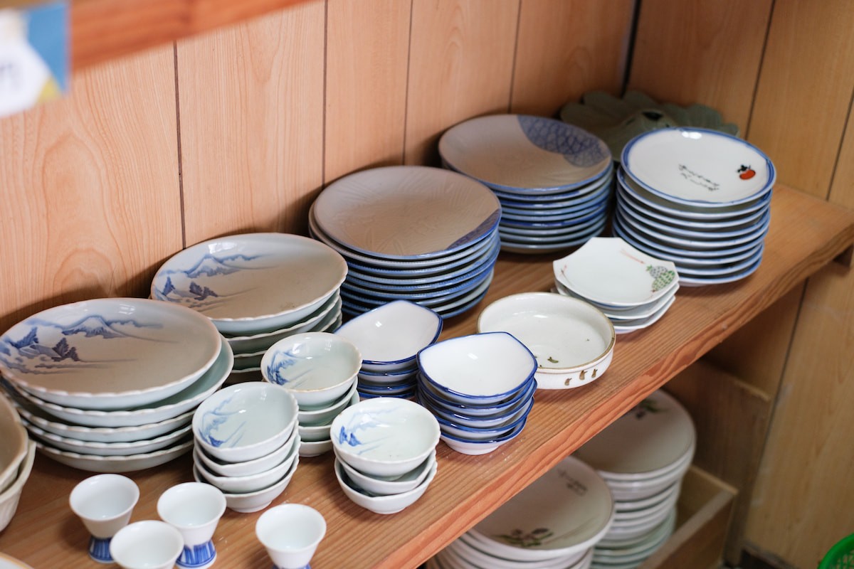 島根県松江市美保関町にある「無人蚤の市」に並ぶ食器