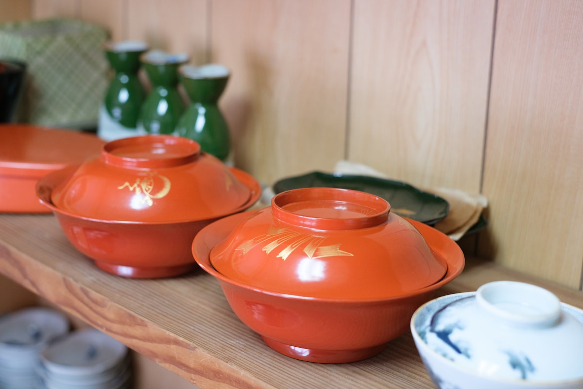 島根県松江市美保関町にある「無人蚤の市」に並ぶ食器