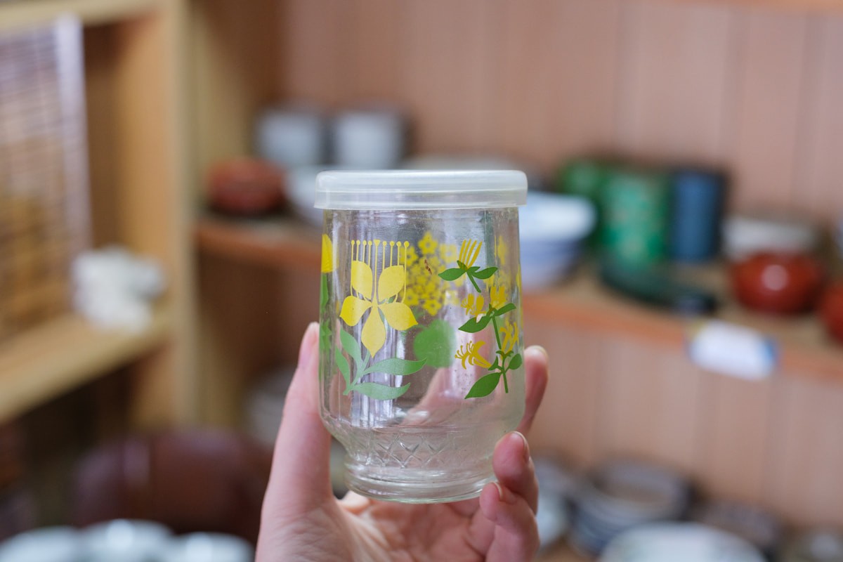 島根県松江市美保関町にある「無人蚤の市」の食器