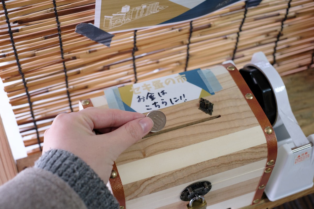 島根県松江市美保関町にある「無人蚤の市」でのお会計の様子