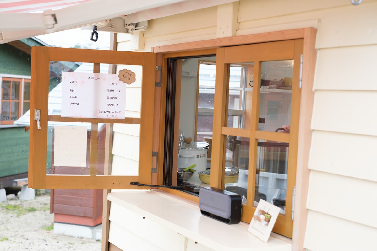 島根県出雲市のおむすび屋『流星ぽんぽこ堂』の外観