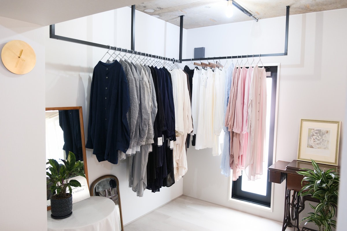 島根県松江市のアパレルショップ『warmie. clothes & radience』の店内