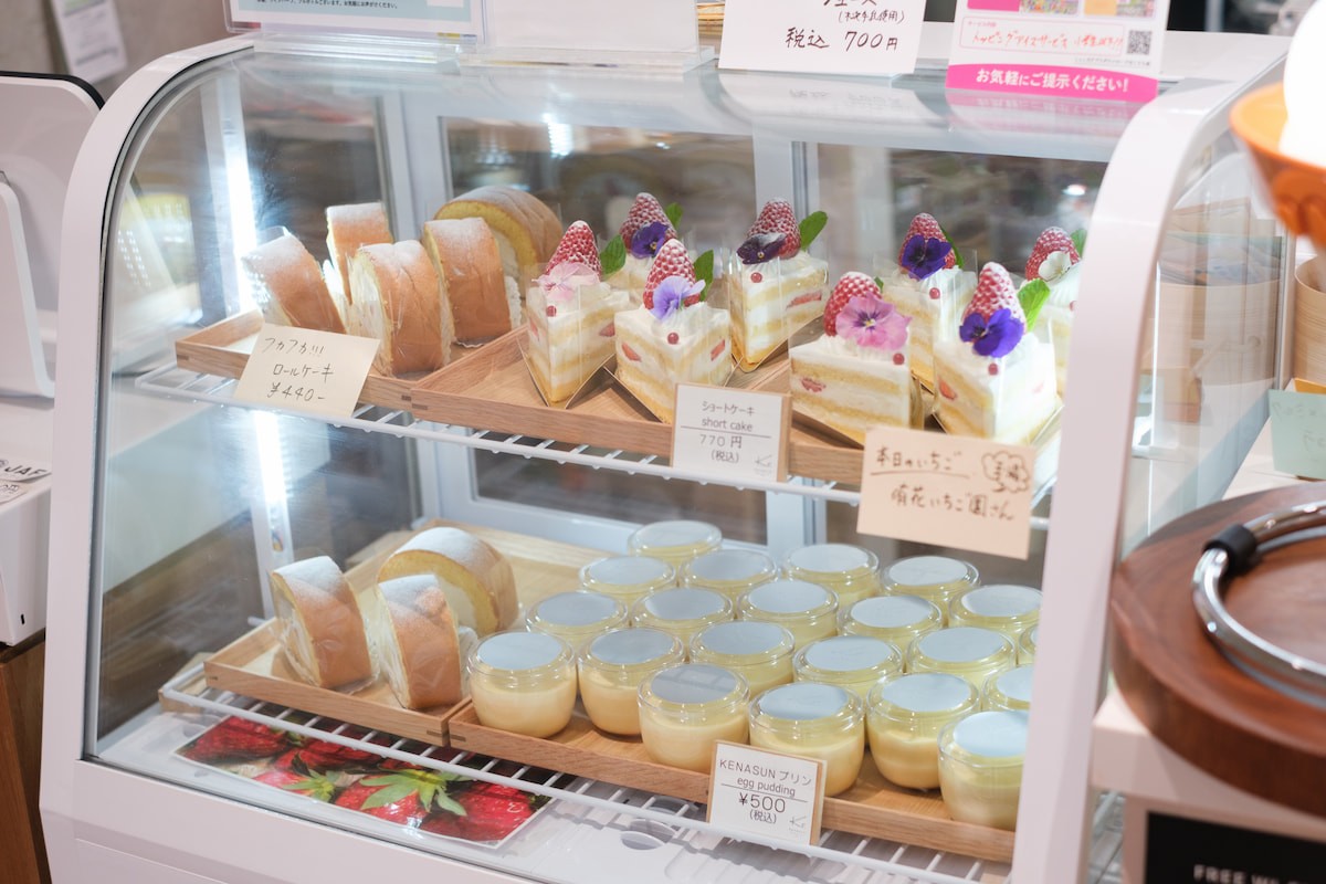 島根県松江市のスイーツ店『Kenasun』のショーケースに並ぶスイーツ
