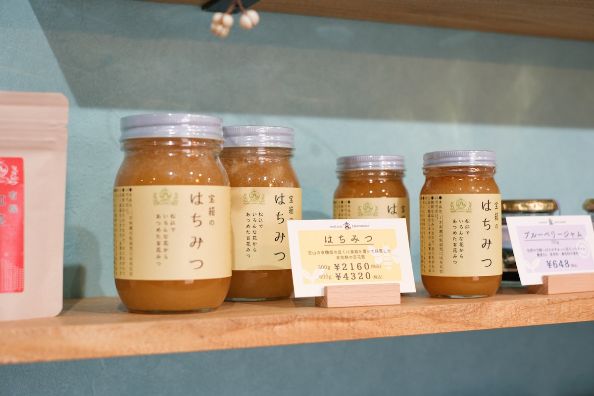 島根県松江市のお茶屋『宝箱』に並ぶはちみつ