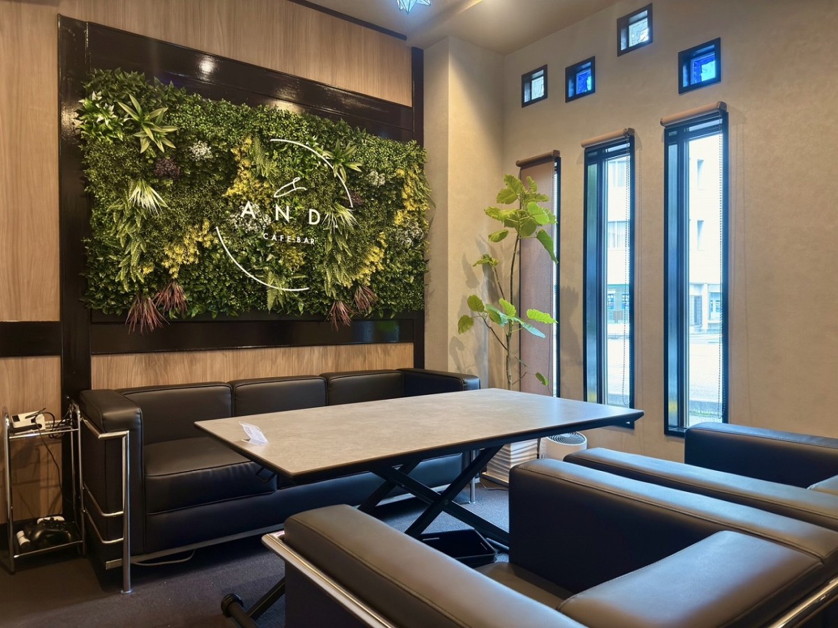 米子市東町のバー『cafebar AND.』の店内