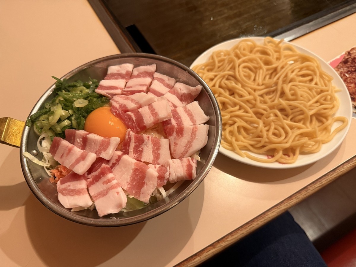 鳥取県琴浦町にあるお好み焼き店『風の街 東伯店』の「特選大山豚玉モダン焼き」