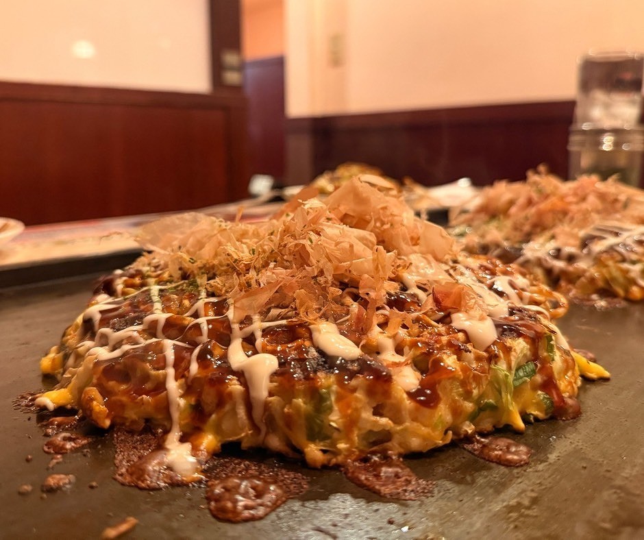 鳥取県琴浦町にあるお好み焼き店『風の街 東伯店』の「特選大山豚玉モダン焼き」