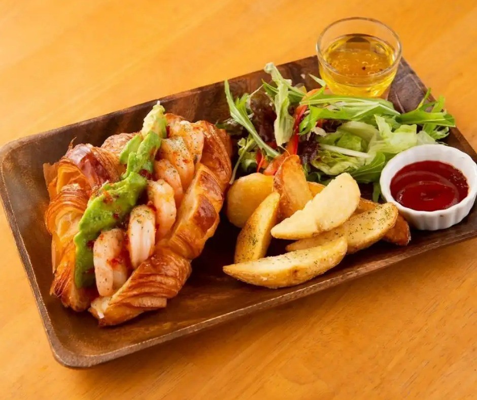 鳥取県米子市西町のカフェ『カフェ バル ハレ』の「hareクロワッサン」