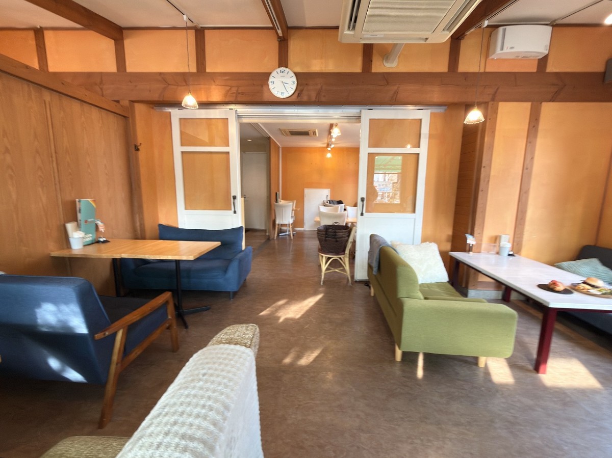 鳥取県米子市西町のカフェ『カフェ バル ハレ』の店内