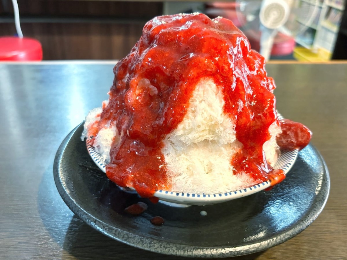 出雲市の『やきそばや』のかき氷「あまおう」。